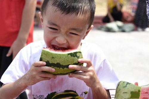 吃瓜抓母亲,背后故事令人唏嘘