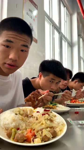 农村国宝吃瓜,揭秘乡村生活趣味瞬间