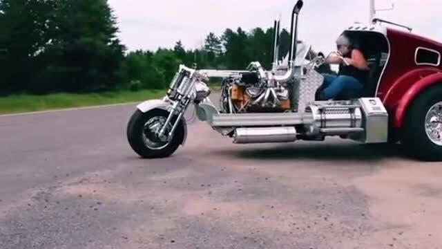 红车倒车吃瓜,一场意外引发的吃瓜盛宴