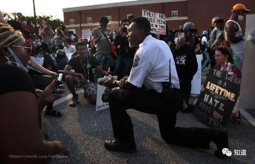 吃瓜单膝跪,揭秘娱乐圈神秘瞬间