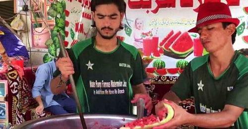 云南小伙唱歌吃瓜事件,意外走红网络