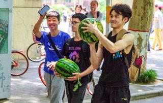 当学生们吃瓜,揭秘学生们的八卦乐园